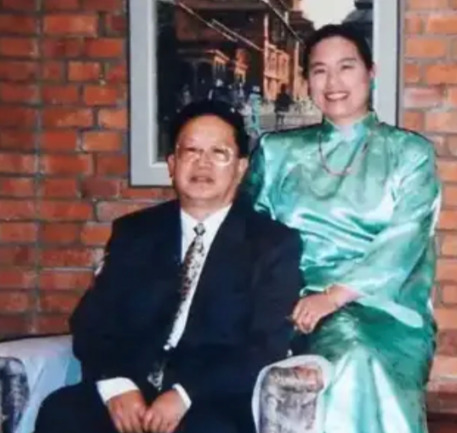 退休外交官夫妇深山支教十年











---










