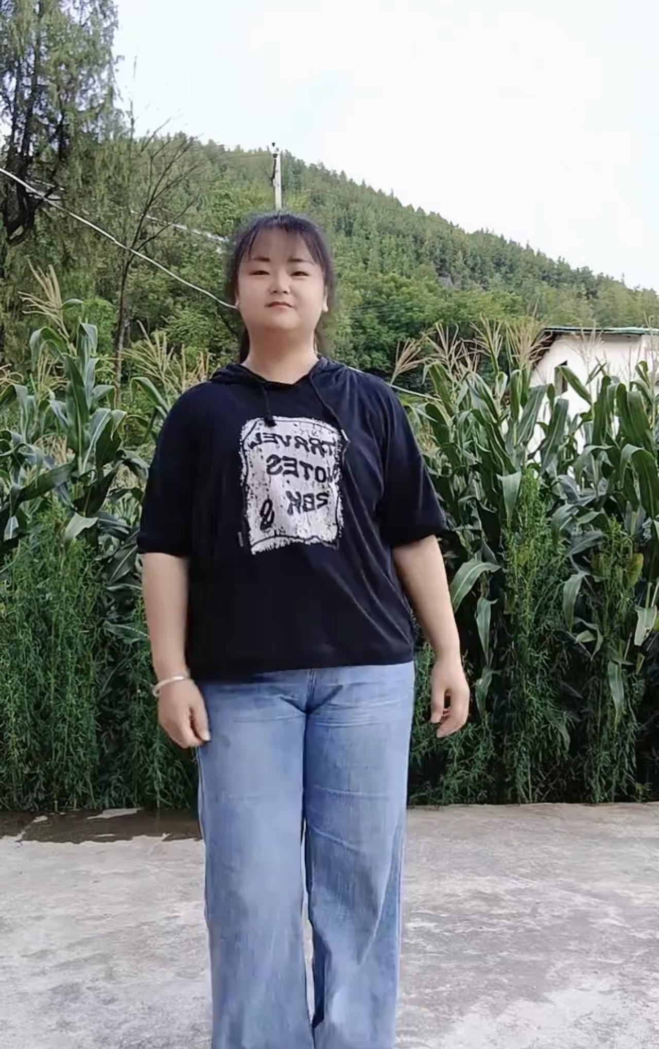 回村的大学生
暑气初消踏故途，青山迎我入村隅。
黑衣漫卷青春气，素履轻沾岁月濡。