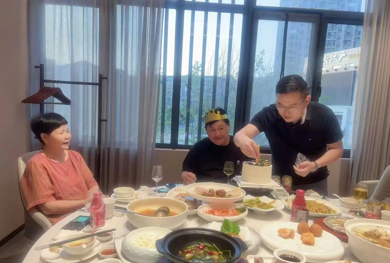 父亲从来没有老去，只因为你也慢慢老去……