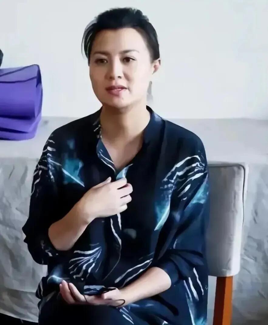 看她现实中和电视上判若两人，这样的颜值看着就是普通的中年大妈女人了，不过皮肤比较