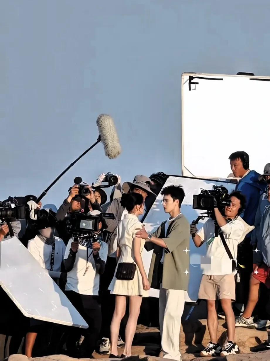 关晓彤李昀锐拍吻戏现场这么多人看着？论当演员的信念感，边上空无一物！这么多人盯着