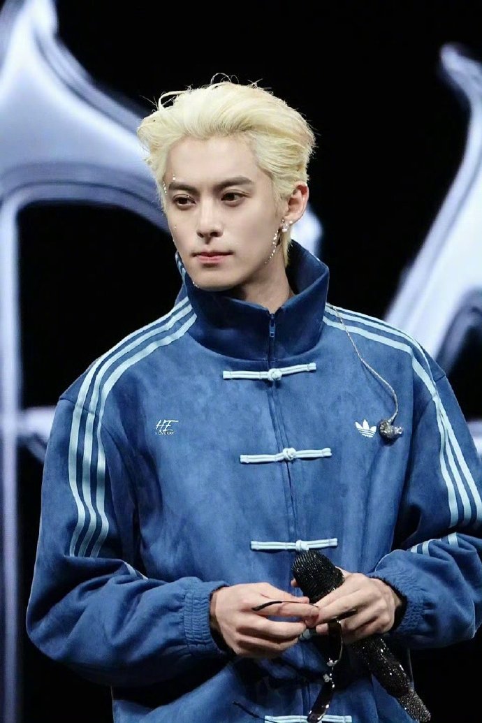 这个王鹤棣生图对脸直出，颜值好抗打～ ​​​