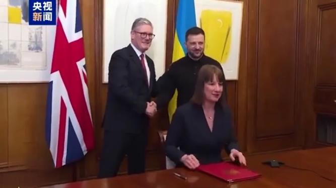 很多人都说泽连斯基是一个演员，是他把乌克兰给害了，但站在泽连斯基的角度来看，他何