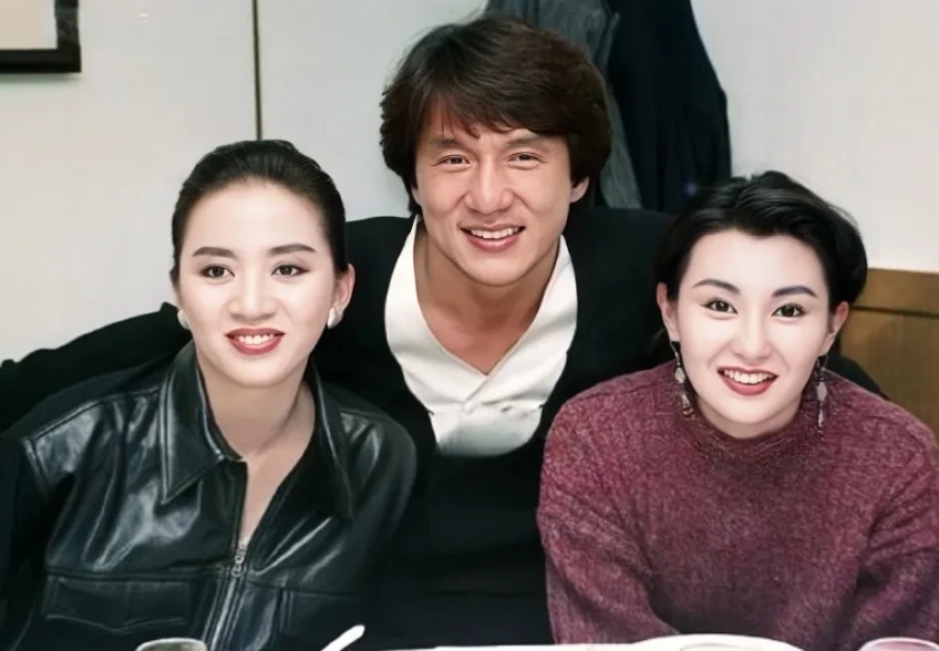 1992年，梅艳芳、成龙、张曼玉在金马庆功宴上的合影旧照，那时候梅艳芳29岁，成