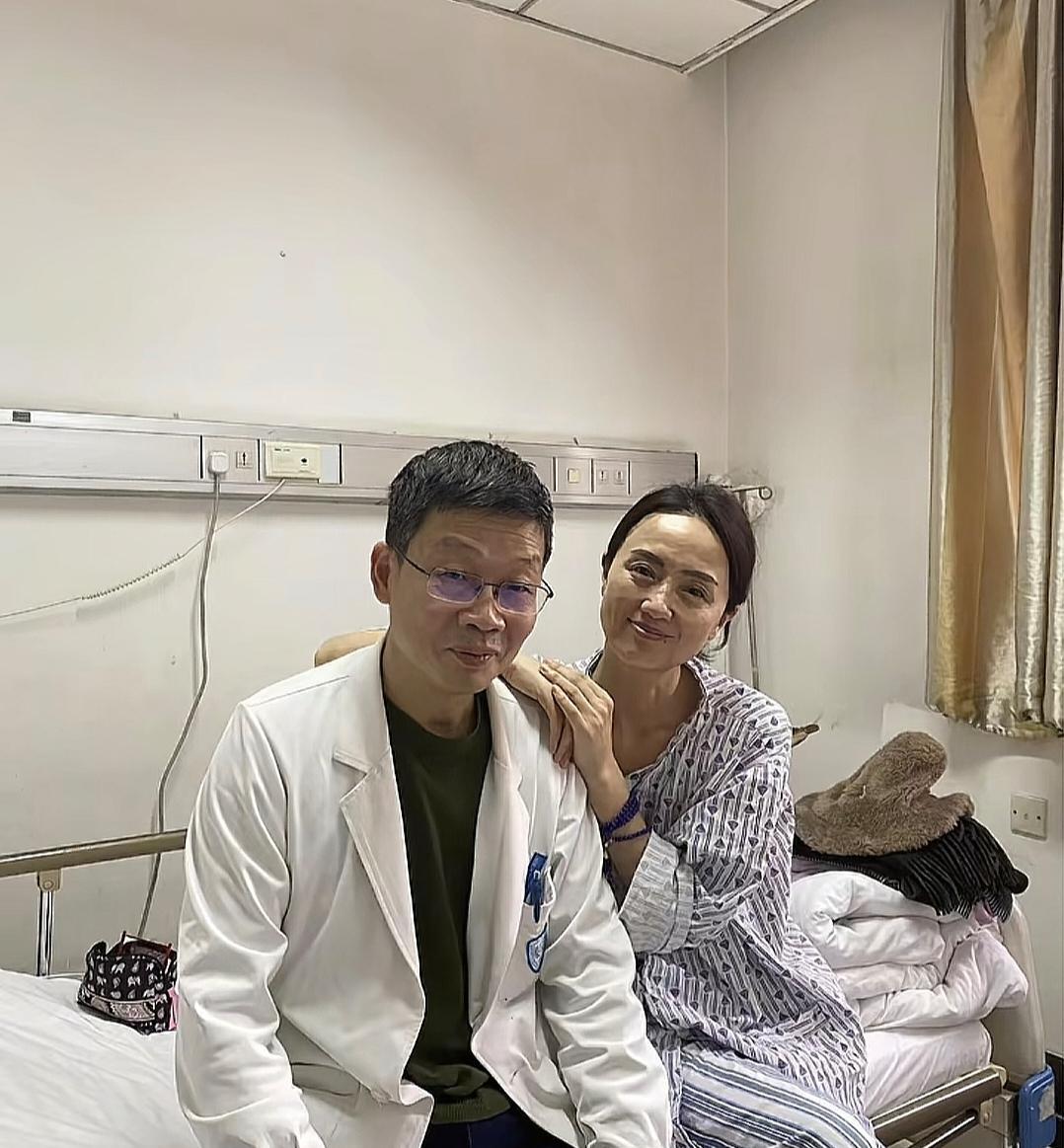 -朱媛媛住院照曝光，穿病服脸色蜡黄，微笑面对病痛，医生好友发文悼念。
5月21日