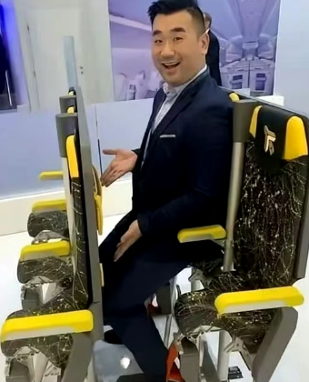 某航司，经济舱的逆天设计。😅 ​
