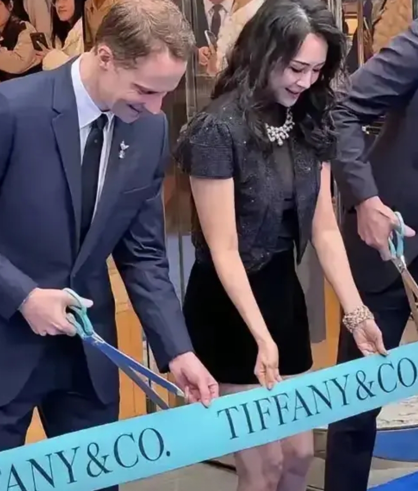 章子怡的没落，就跟那些不婚不育的人一样。
不婚不育的人，年轻时比同龄人舒适太多，