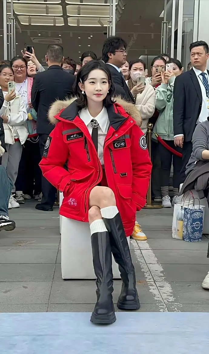 张艺凡的腿真长，长到翘二郎腿的脚都可以碰到地面。