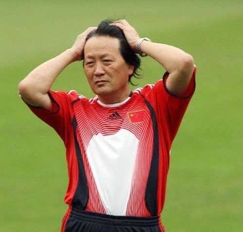 媒体人徐江谈起了前国足主教练朱广沪。徐江认为当年朱广沪在亚洲杯上把李铁带过去并不