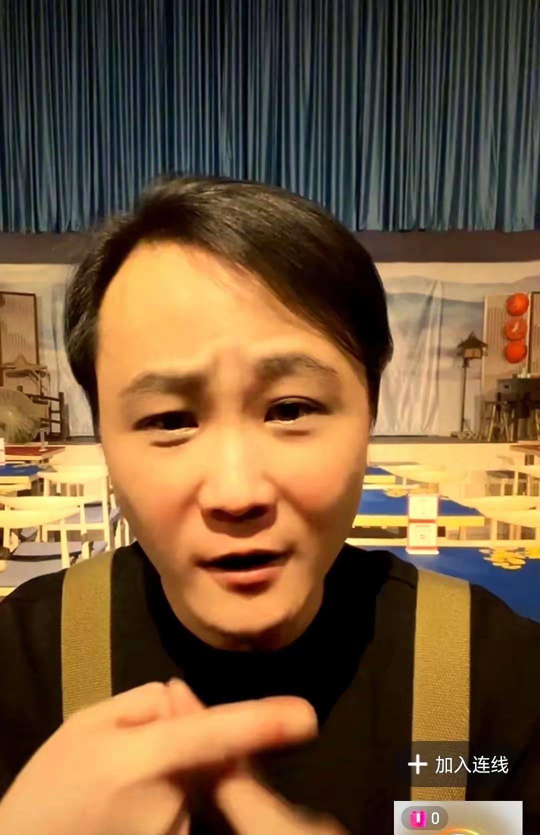 郭德纲昔日的大徒弟闫云达为什么不放过任何机会砸刚？
因为比他有能耐的红了，他忍了