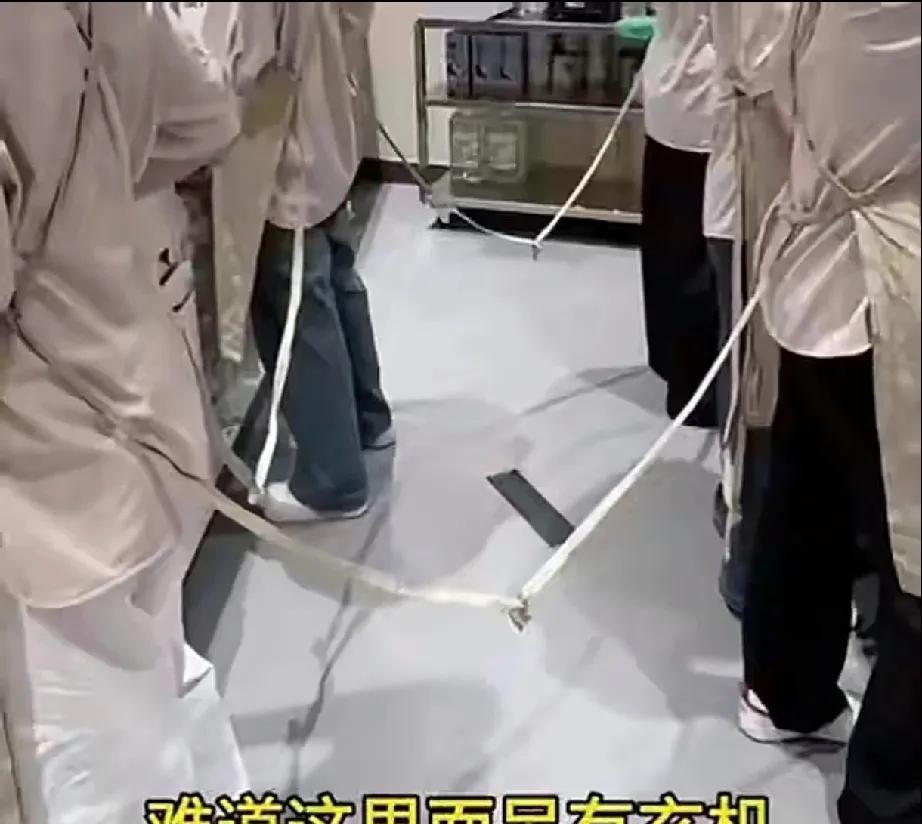 奶茶店的员工上班时，为什么要用绳子绑在一起？
今天下午带女儿去万象城玩，她想喝奶