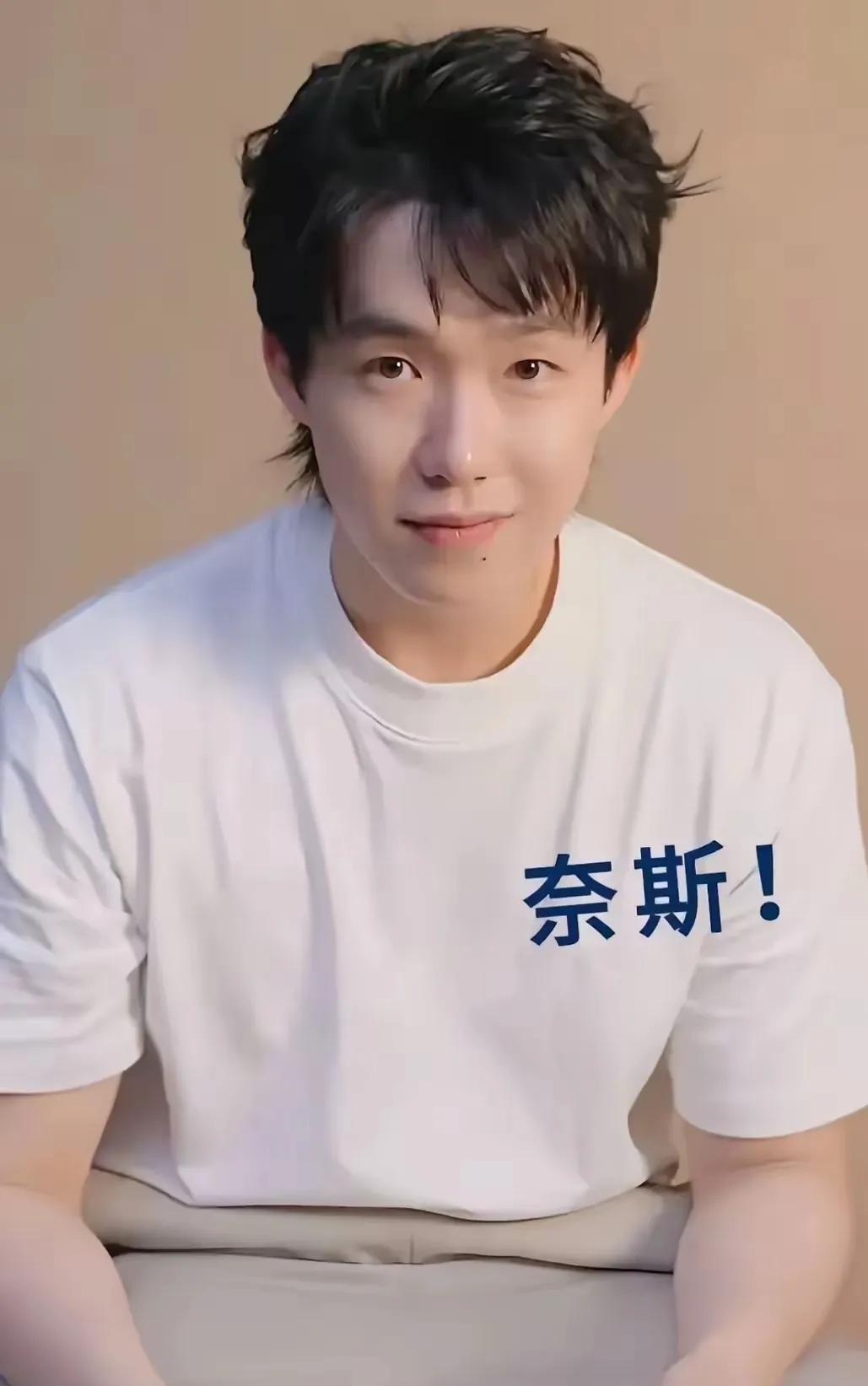 这发型的每一处细节，每一根发丝都仿佛在诉说着时尚与个性的故事。
王楚钦的大头配上