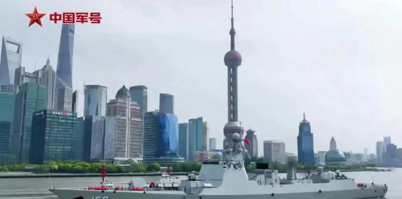 这是中国军号发布的一张图片，这张图片看上去常非常的特殊。
只见在黄浦江上，一艘0