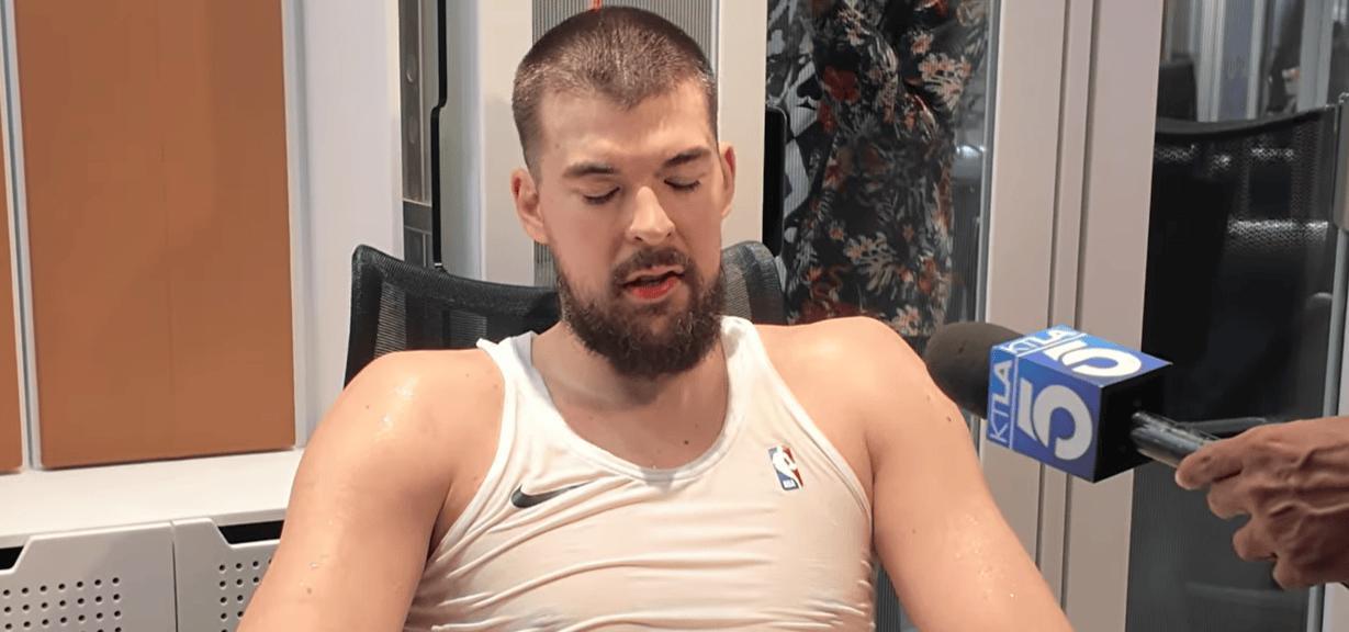 小卡真在演祖巴茨？我觉得是，这场球没有侵略性，投篮不准也不往里面杀，不像六连胜的