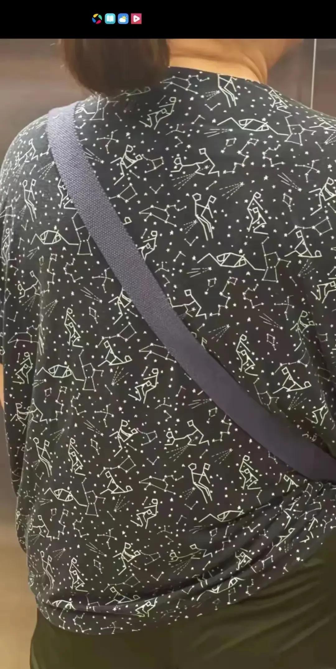 这衣服大妈是在哪儿买的？也是人才，需要提醒一下吗？远看以为是满天星空，近看都是动