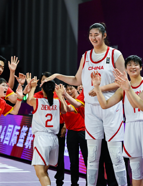 真好啊，中国女篮有了自己的天降紫微星，张子宇小姑娘才17岁，姚明一样的身高，还是