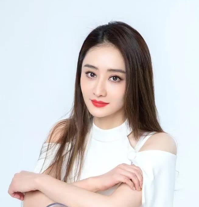 我记得以前有一位著名主持人曾提到，陈德容在镜头前非常上镜，但声称她真人相貌并不出