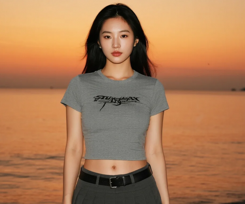 她站在海边回眸一笑，仿佛晚霞都为她停留