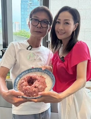 岁月如梭，武打帅哥变大叔

左边的这位男士，你能一眼认出吗？那可真是厉害了！61