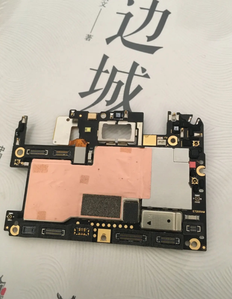 国产旗舰手机的主板看上去跟山寨货一样，毫无设计感。
不管是观感，还是手感，国产手