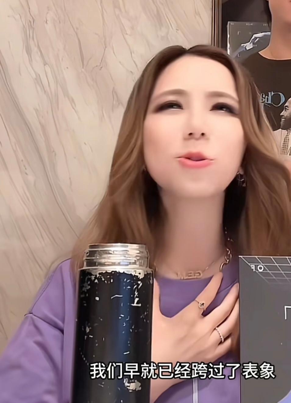 邓紫棋这个水杯，跟工地李老头用了八年的那个杯子包浆差不多。李老头说他那个杯子还要