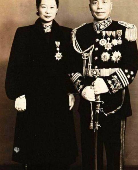 1938年深夜，李宗仁与一位女记者密会时，正室郭德洁突然破门而入。她怒摔茶盏，哭