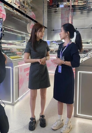 福原爱离婚后瘦了好多，精神状态也不错，远看有点像以前的一位著名主持人。