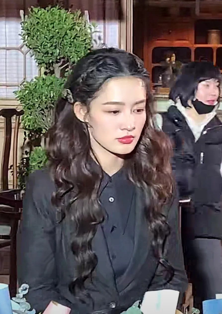 她的颜值真的很抗打啊！
都说大多数明星需要找镜头才会拍出美美的照片！
李沁真的是
