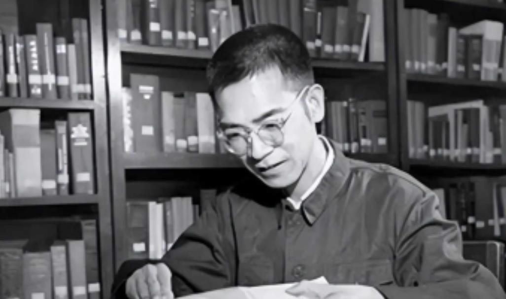 1953年，陈景润毕业后分到北京四中教书，学校却因“口齿不清”暂时辞退他。之后他