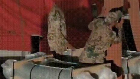 藏不住了，缴获满仓胡塞武装的武器，全世界都知道其背后“老大”是谁了。
沙漠里长出