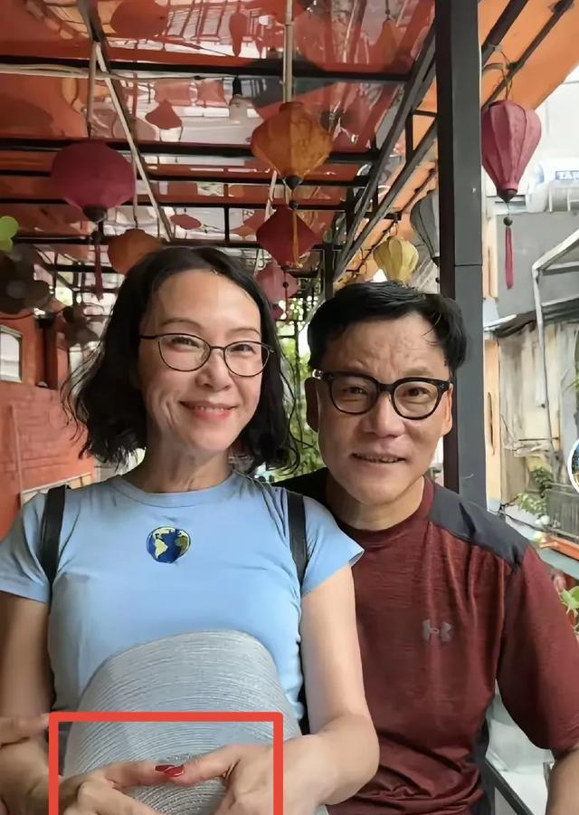大家发现没有，李国庆的现任妻子张丹红的心态特别年轻。五六十岁女人，一旦遇上爱情，