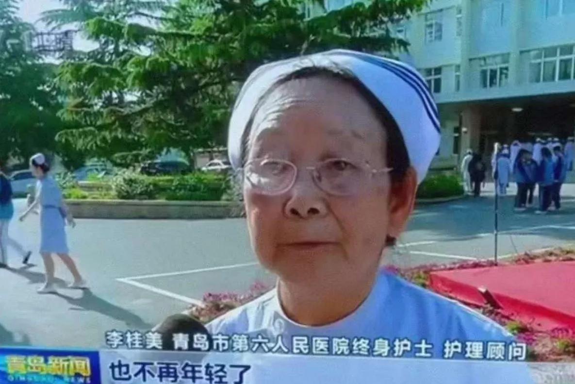 山东青岛86岁的护士奶奶被骂了！猛一看我以为是86年的护士，心想，86年有那么老