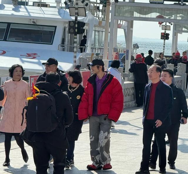 “黄晓明带父母福建游，网友穿搭像托尼老师，但家的温暖无需打扮”
大年初二，黄晓明