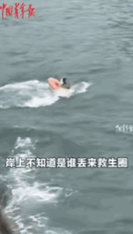 这位大妈火了！”青岛海边，一女生拍照时手机不小心掉进海里，女子只想着捞手机却忘记