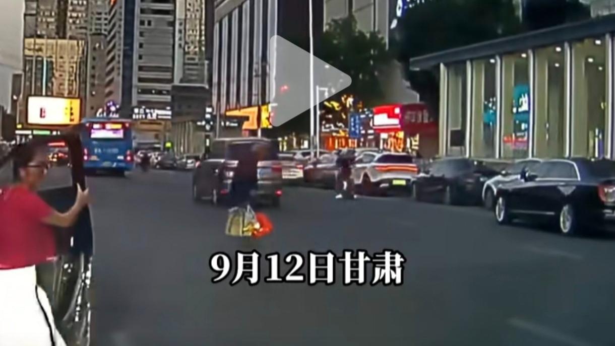 最委屈的一次做好事！女子好心下车搀扶过马路老人，反被老人一巴掌打飞眼镜