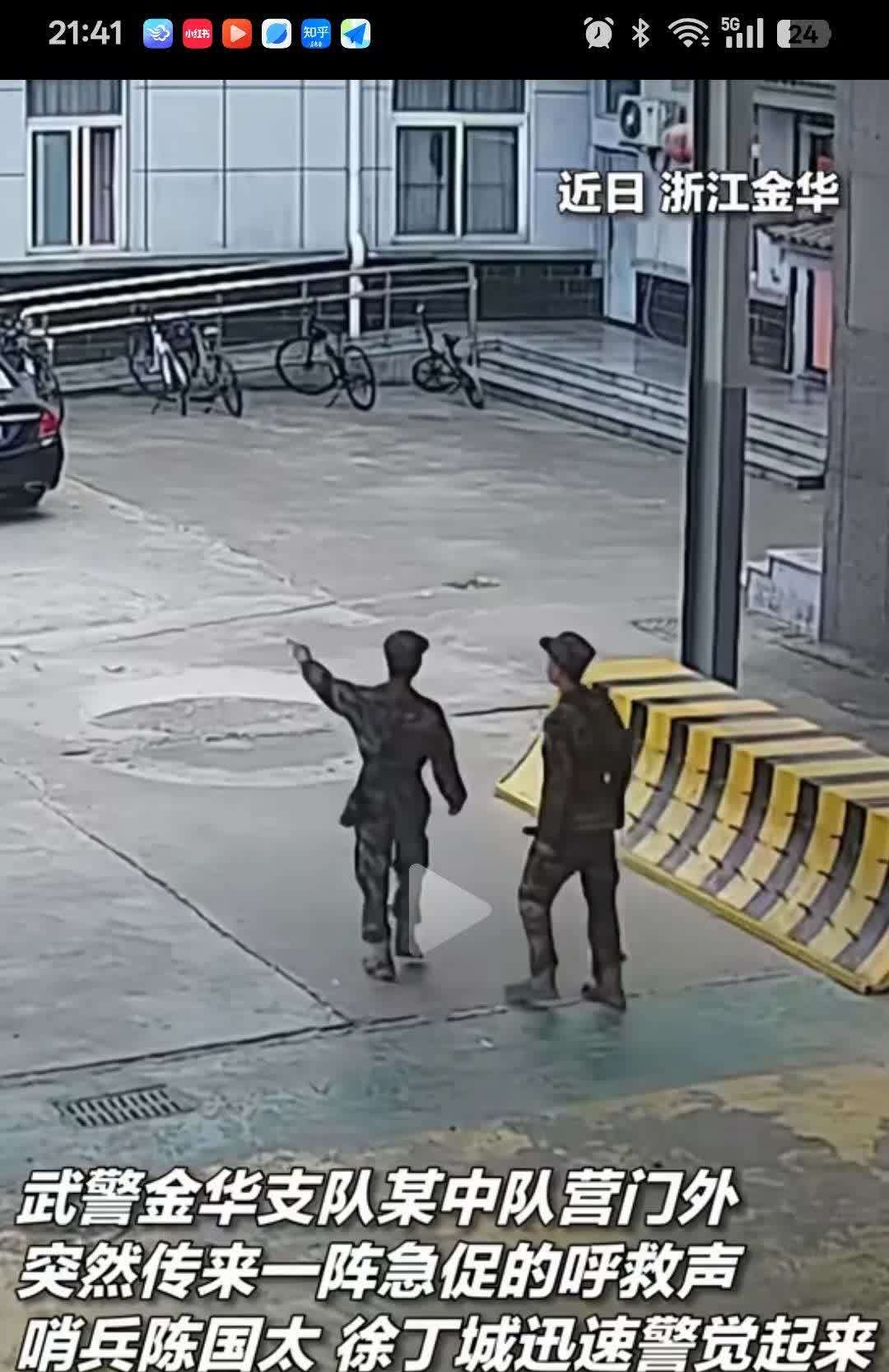 “胆大包天”，浙江金华，2名小姐姐被男子当街正强行拉到车内。所幸，一旁的武警哨兵