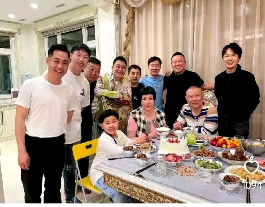 全家福里，只有郭麒麟没脱外套。那件外套，像一道无声的墙。

后来才知道，那句“我