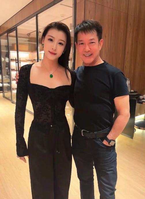 68岁元彪真年轻啊，身板笔直挺拔，头发乌黑乌黑的，与美女舞蹈家同框像同龄人……