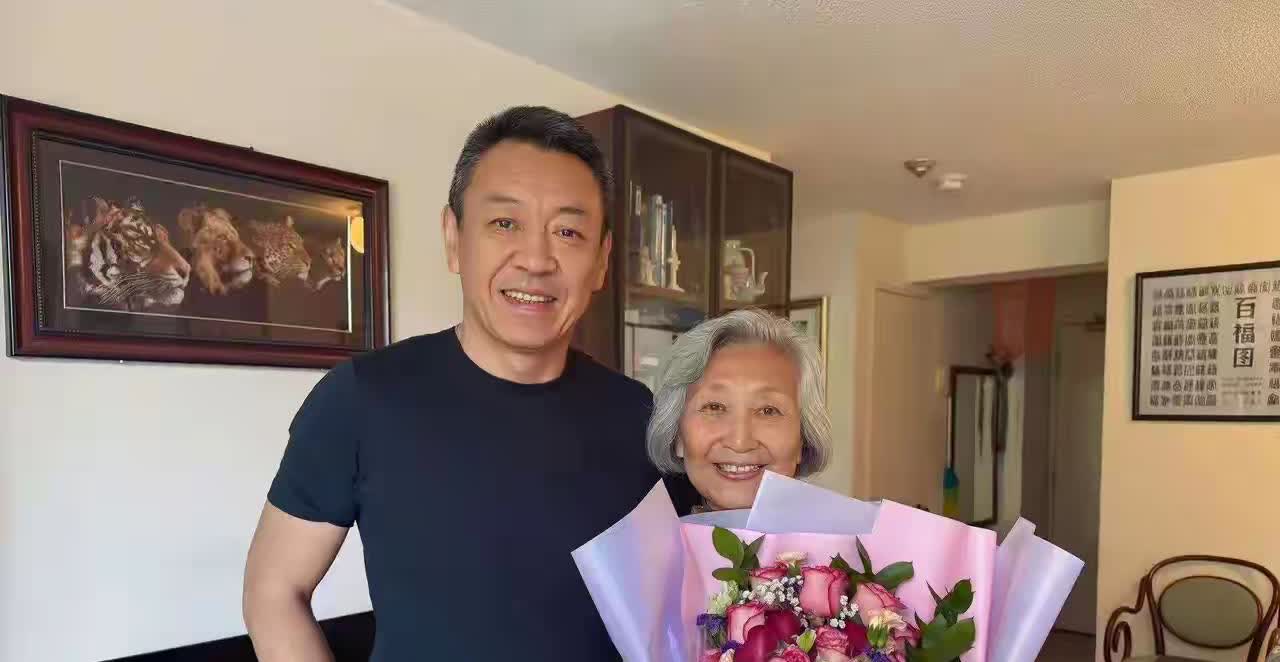 张泽群发文表示，老太太是我的贵人一一北京广播学院播音系高蕴瑛老师。我连考三年没考