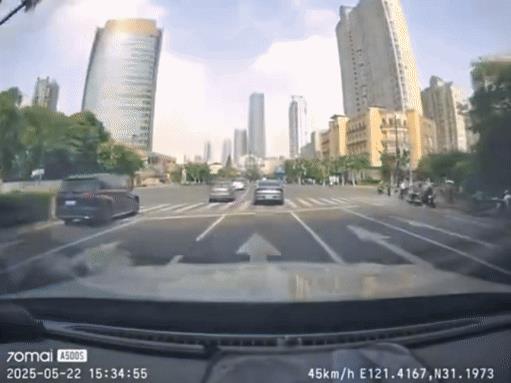 五十步笑百步，视频车还说别人傻，其实他自己也是个大聪明，只不过他运气好而已。路口