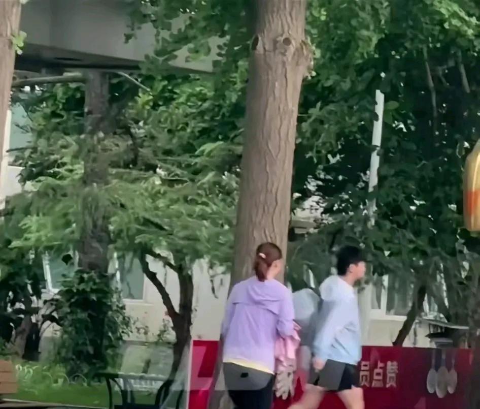 8月4号莎莎去训练，一眼就瞅见了好久没见的Coco和气场十足的肖指导，俩人也跟着