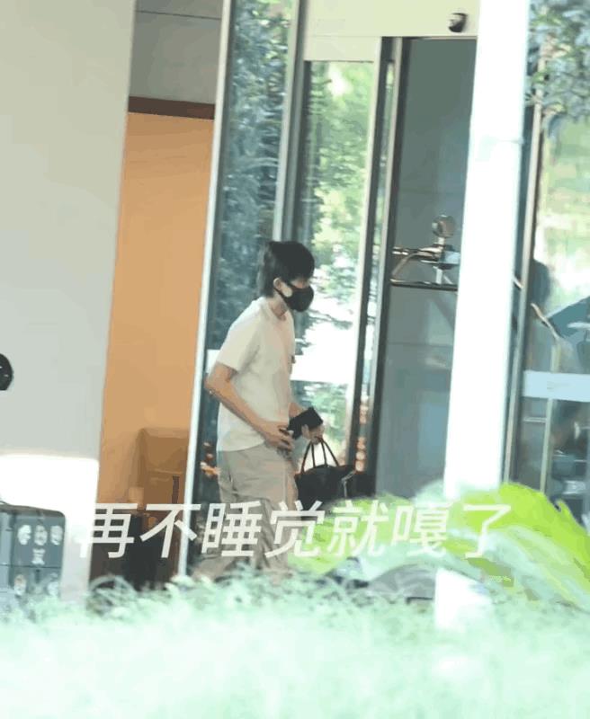网友：头哥还真有小脾气啦？这是要值钱一回？不回北京直接飞新疆[笑哭]
网友：包子
