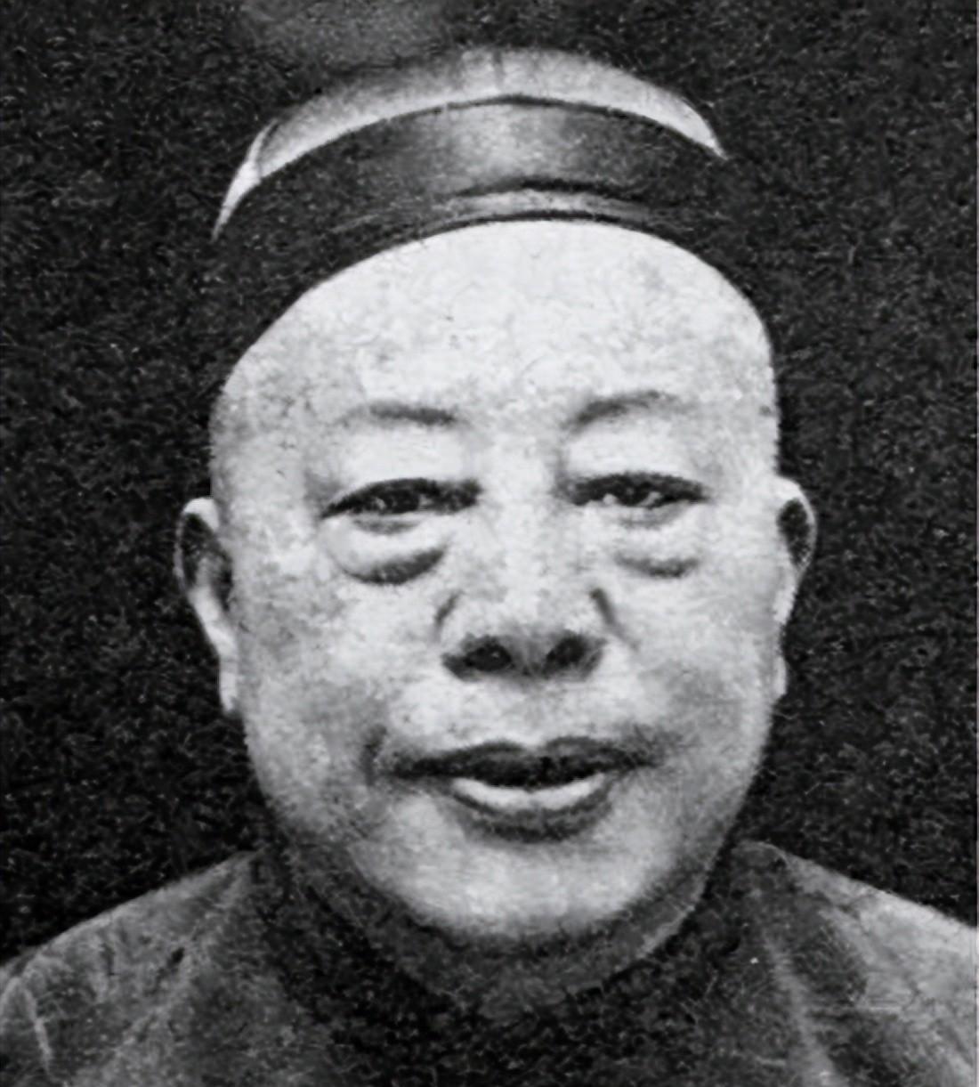 黑帮大佬黄金荣，因蒋介石叩首拜寿不敢去台湾，解放后甘愿扫大街
“1951年4月的
