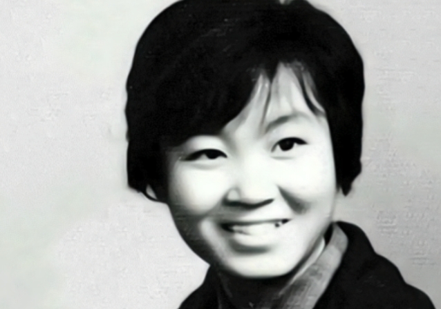 1974，21岁女知青上厕所却神秘失踪。搜寻队将附近的山翻过来都没有找到。直到2
