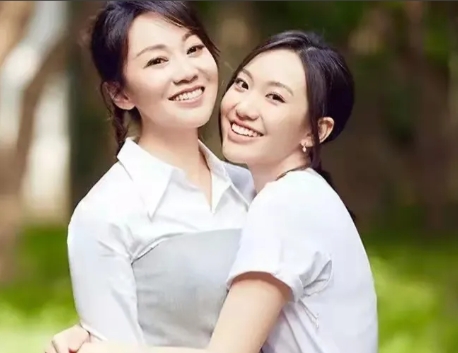 2004年，闫妮老公一进门就对闫妮说:“咱们离婚吧，房子、车、孩子都给你，我净身