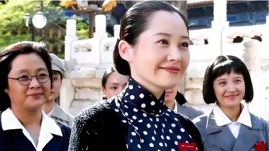 同样是演宋庆龄，把许晴、宋佳和李羚放在一起看，还是能看出差别的。
