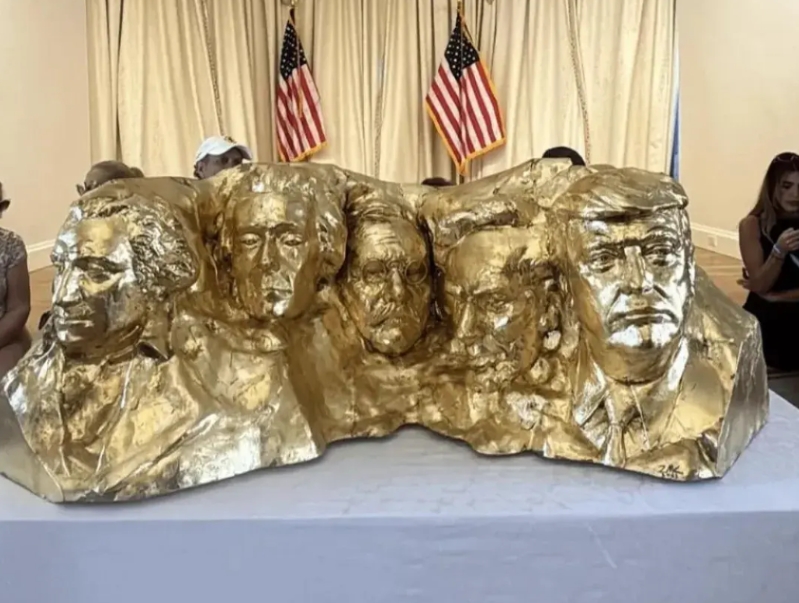 特朗普的野心被发现了，特朗普就是想把自己的雕像也刻到美国的总统雕像山上。在特朗普