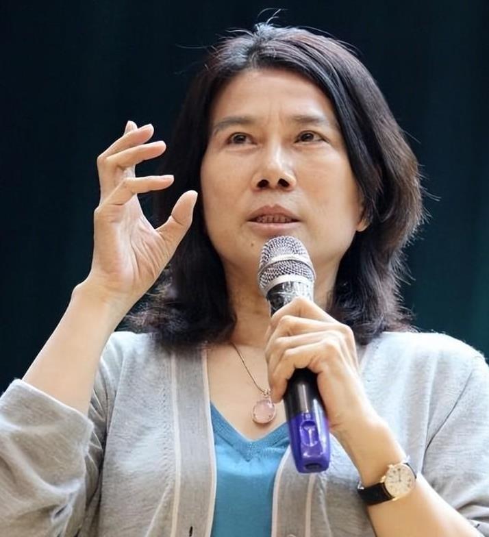 董明珠用人之策：坚守原则背后的深远意义
董明珠坚持高标准用人，看似“堵路”，实则
