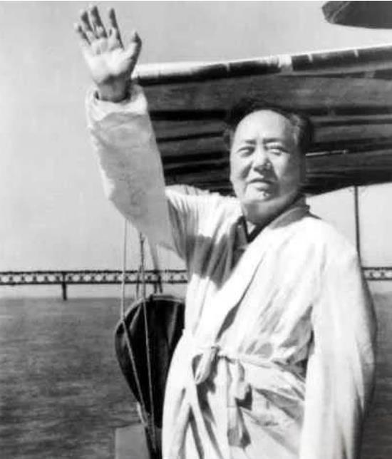 在湖南韶山冲的纪念大厅里，挂了一件有73个补丁的睡衣。它的主人就是毛主席，从19