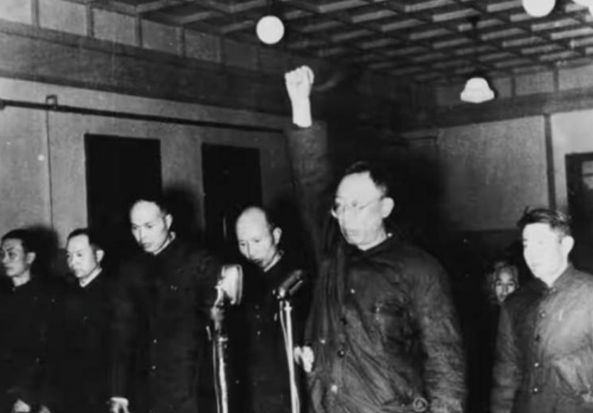 1950年，溥仪听说志愿军入朝作战后，果断撕开自己的棉衣，掏出一件26年不离身的